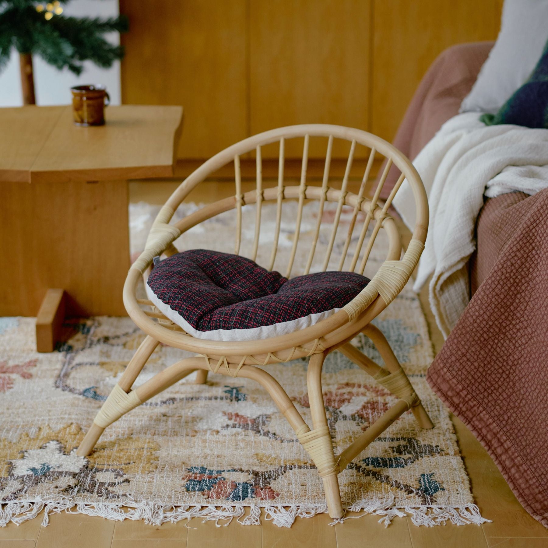 オルネドフォイユ　ラタンチェア ラタンラウンドチェア（リバーシブルクッション付き）｜家具｜オルネ