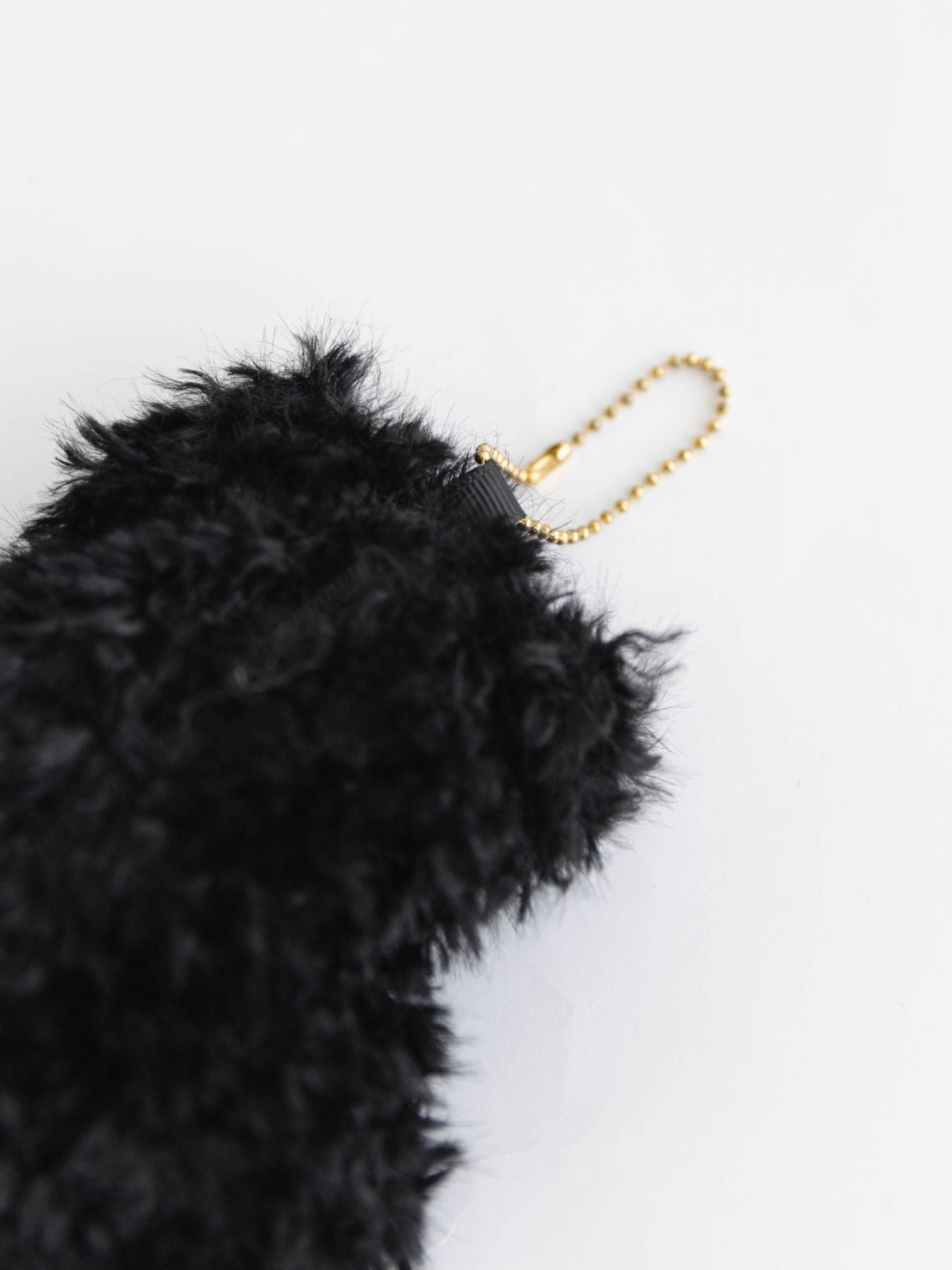 上部にはループがあるので、お手持ちのカラビナやチェーンを通せば、キーチャームとしても使えます。<br>※写真のチェーンは付属しません