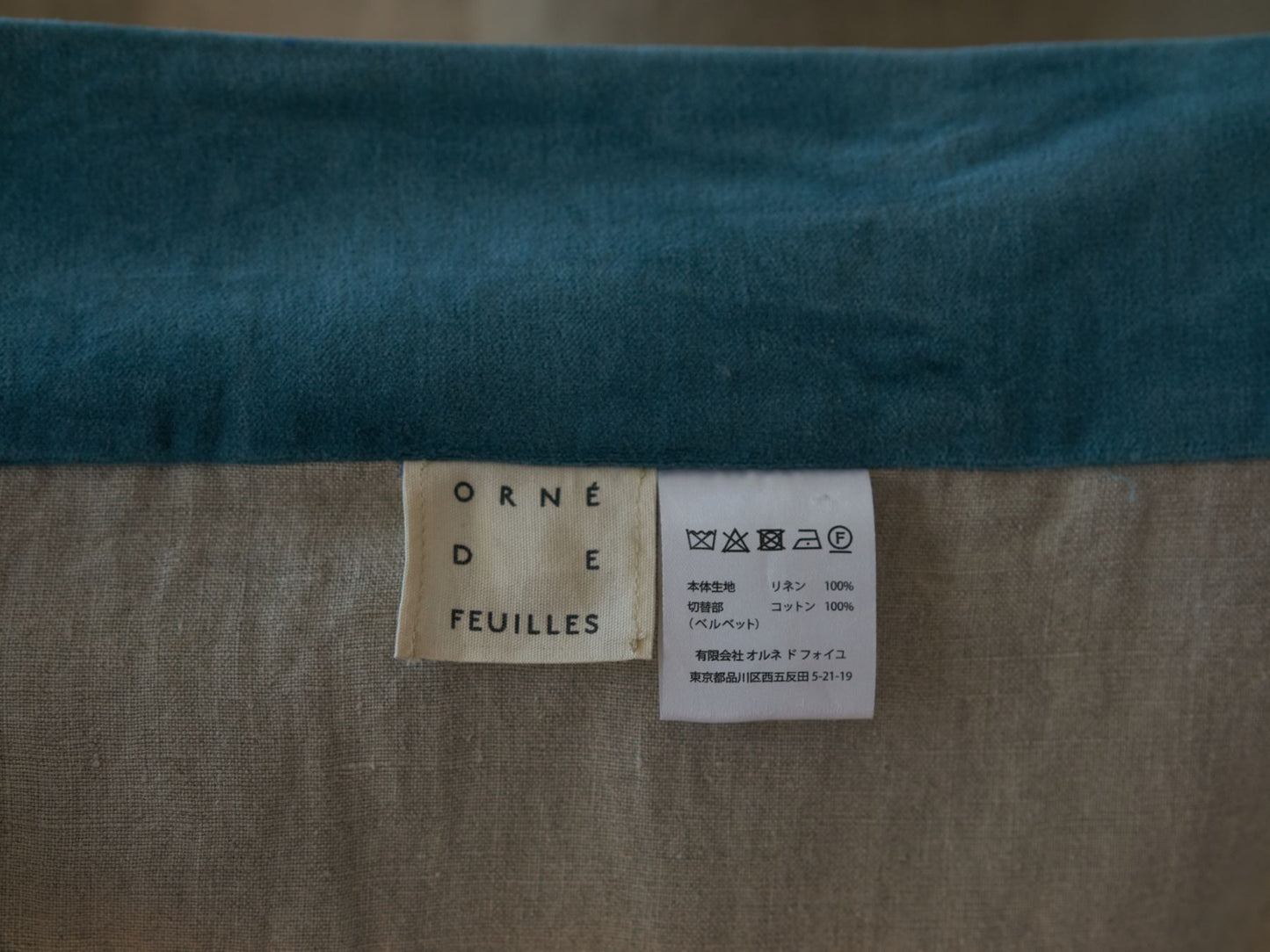裏面にオルネ ド フォイユのタグが付いています。