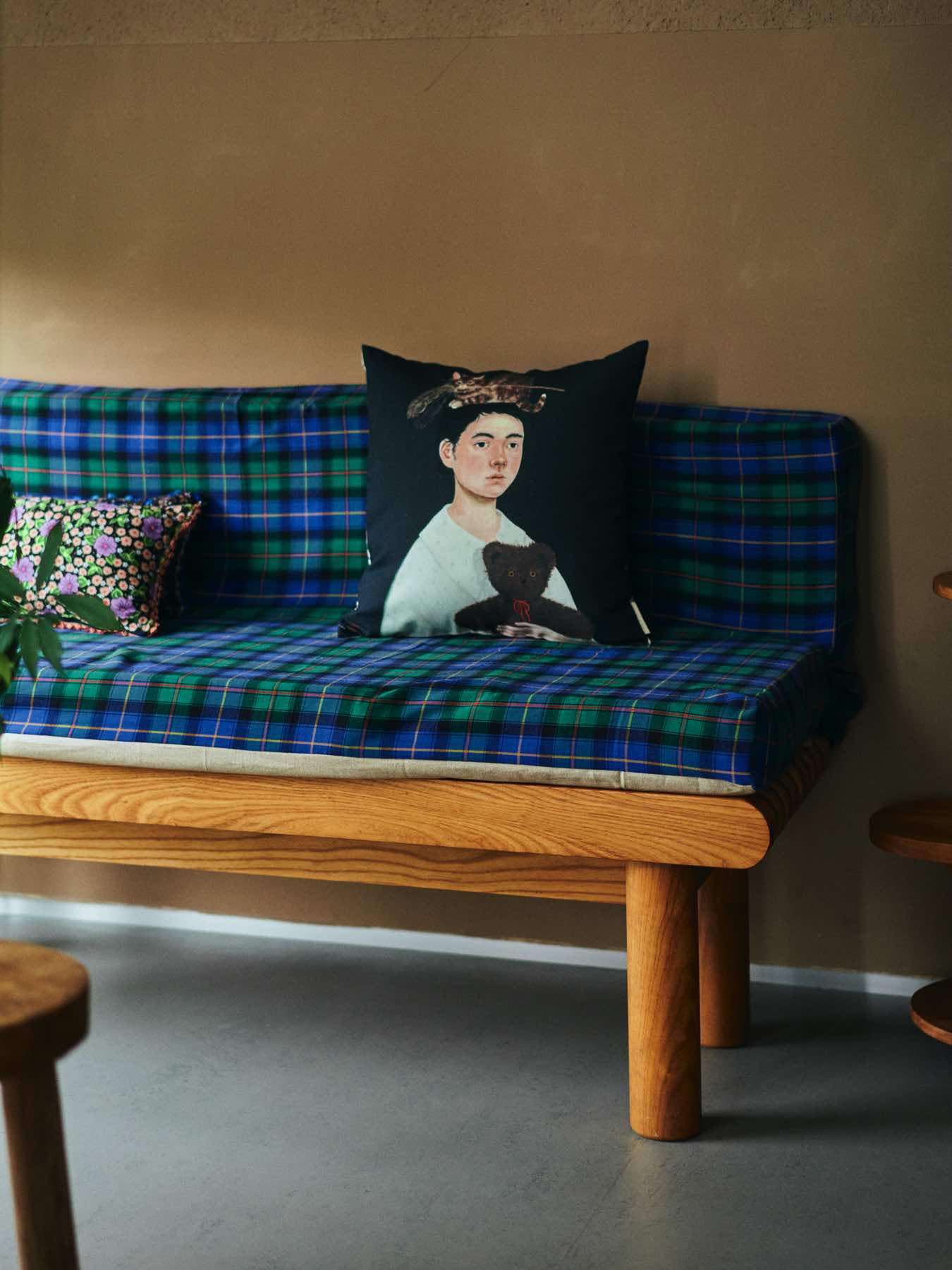 坂巻弓華 オリジナルクッションカバー/みんなねむるじかん、おもちゃをしまってベッドにいきますよ。