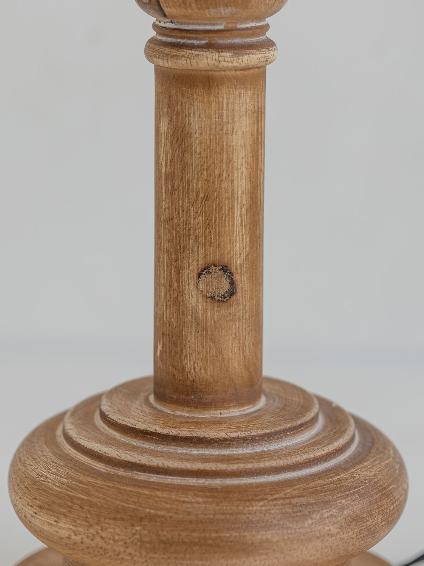 木の節が見られる場合があります。