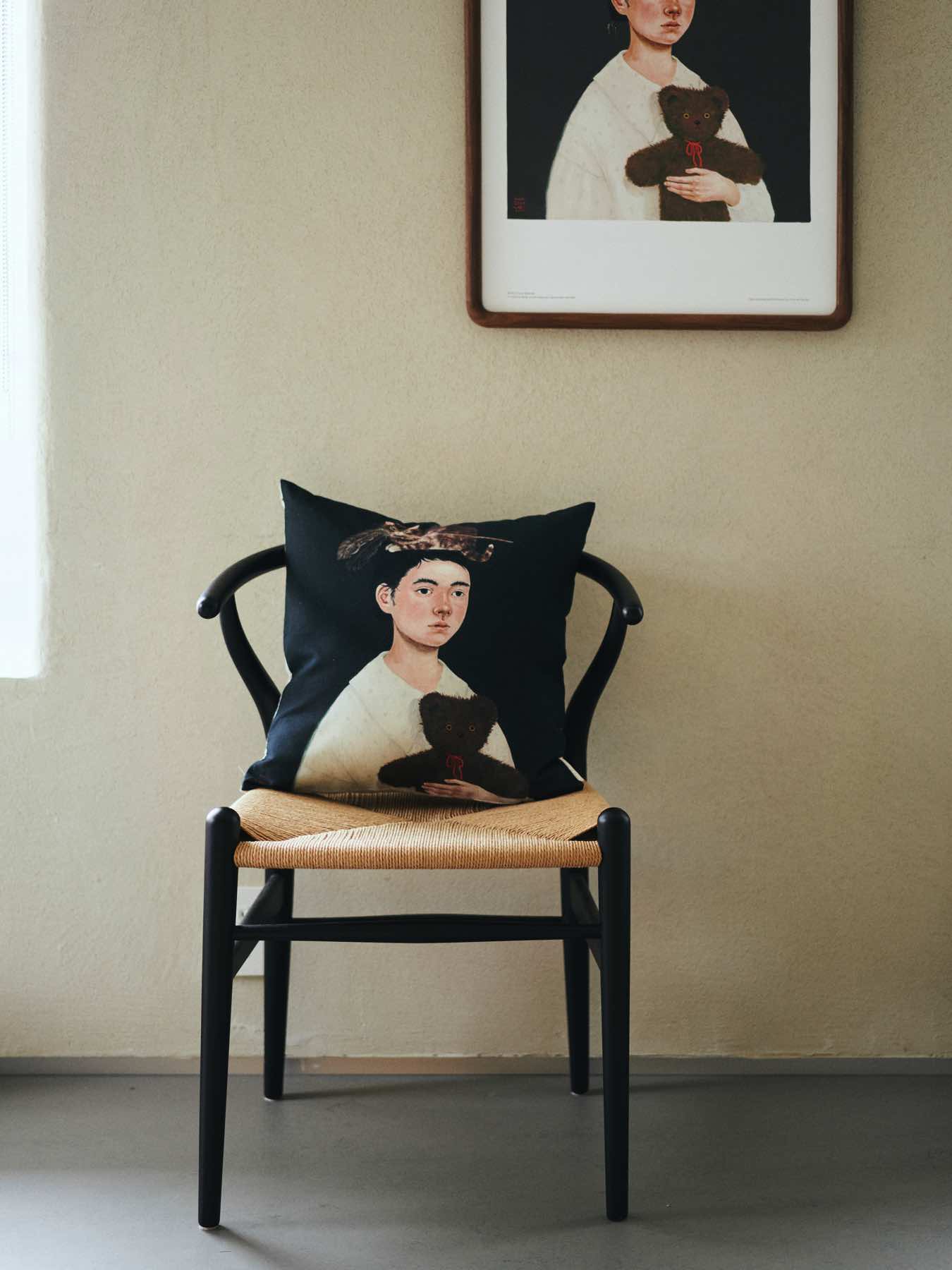 坂巻弓華 オリジナルクッションカバー/みんなねむるじかん、おもちゃをしまってベッドにいきますよ。