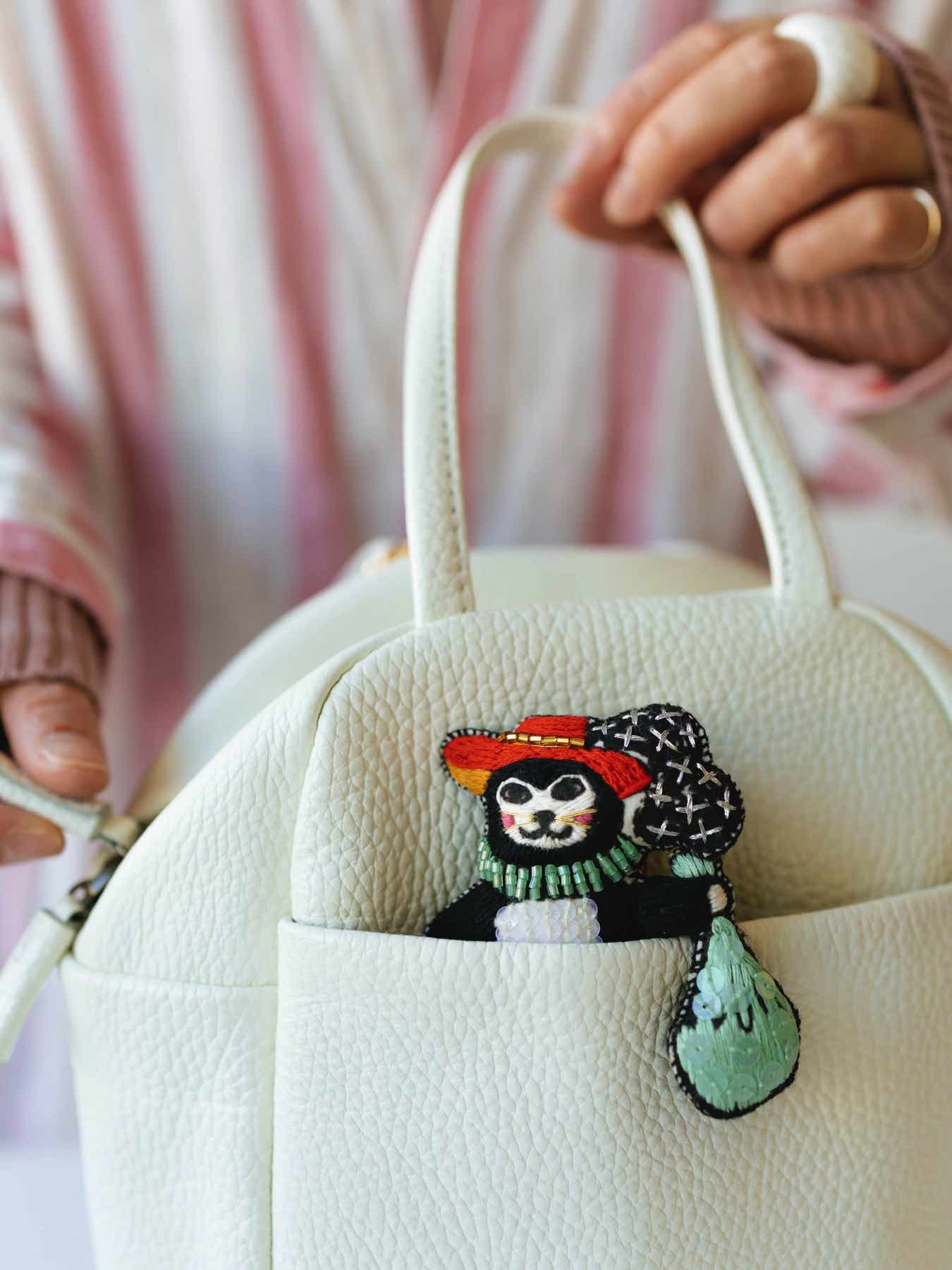 tamaoworld 刺繍チャームブローチ