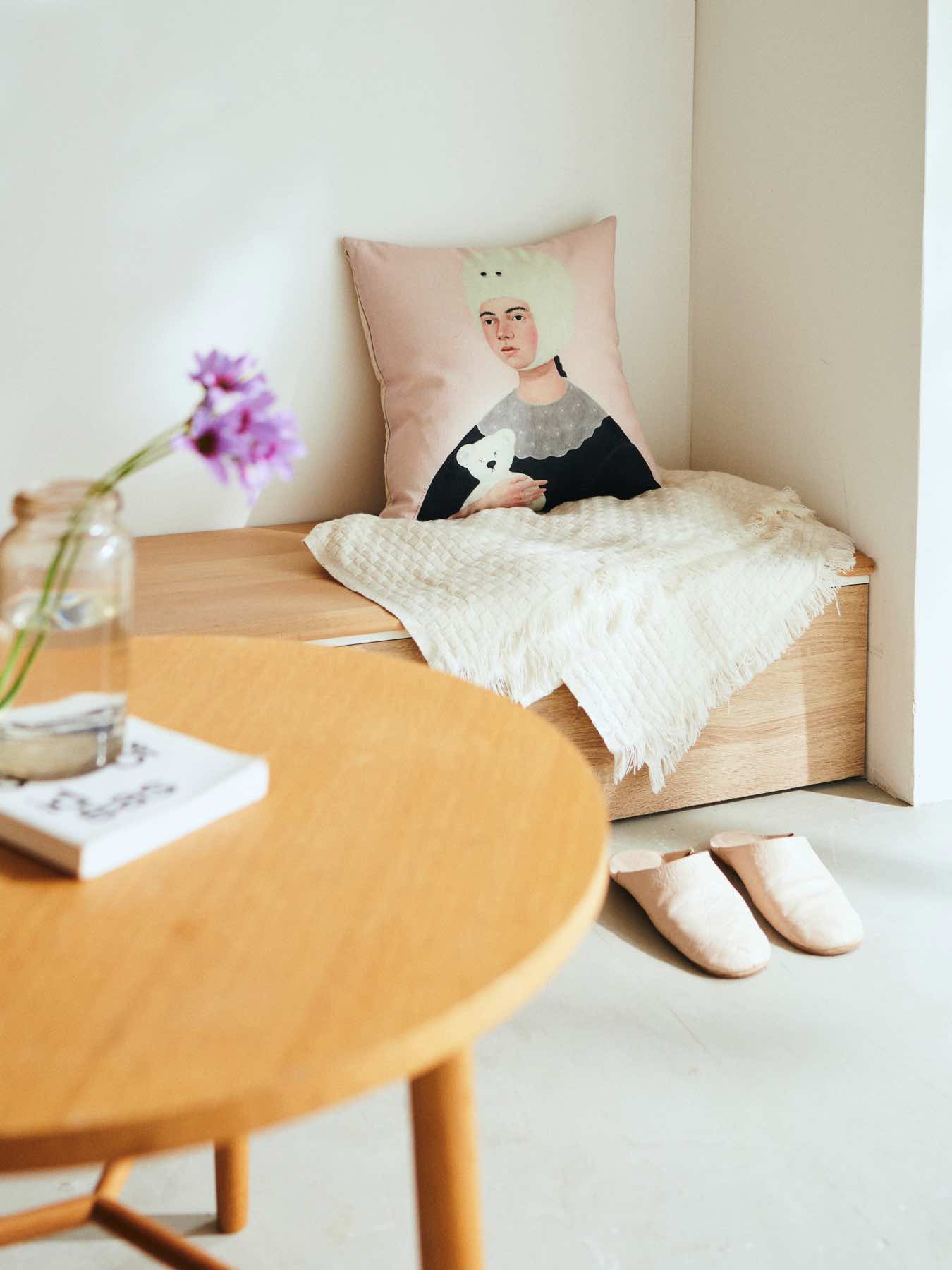 坂巻弓華 オリジナルクッションカバー/変なお姉さま。「私は雪の妖精の生まれ変わりよ」なんて言い出して。