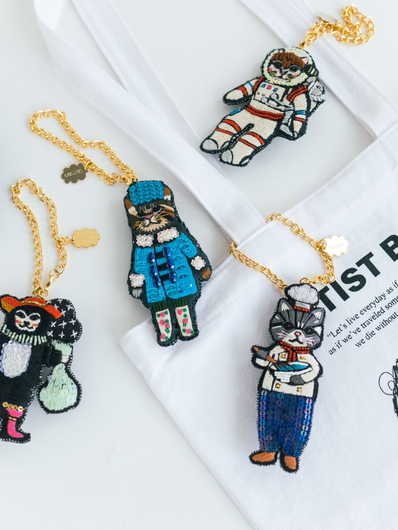 tamaoworld 刺繍チャームブローチ
