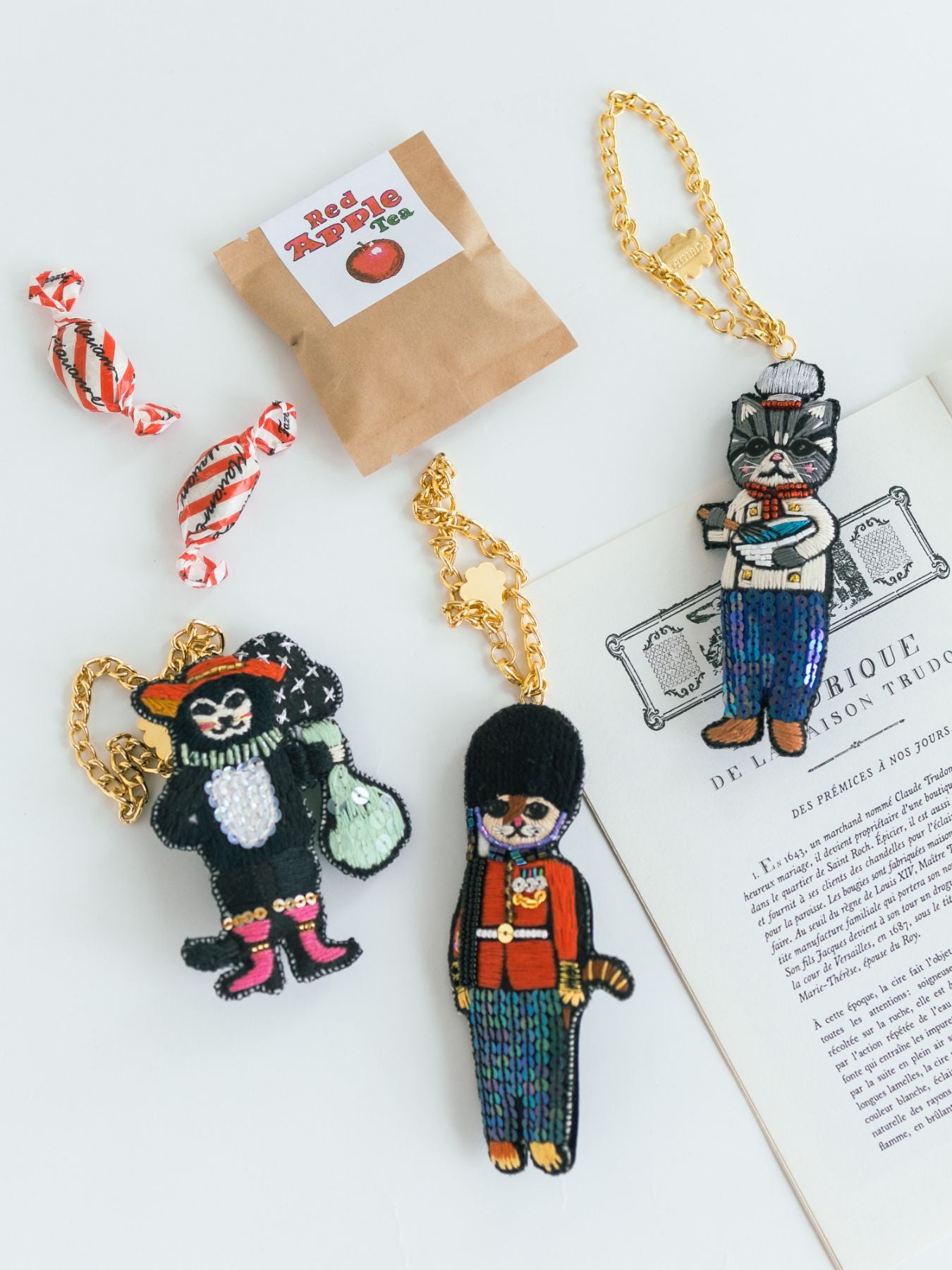 tamaoworld 刺繍チャームブローチ