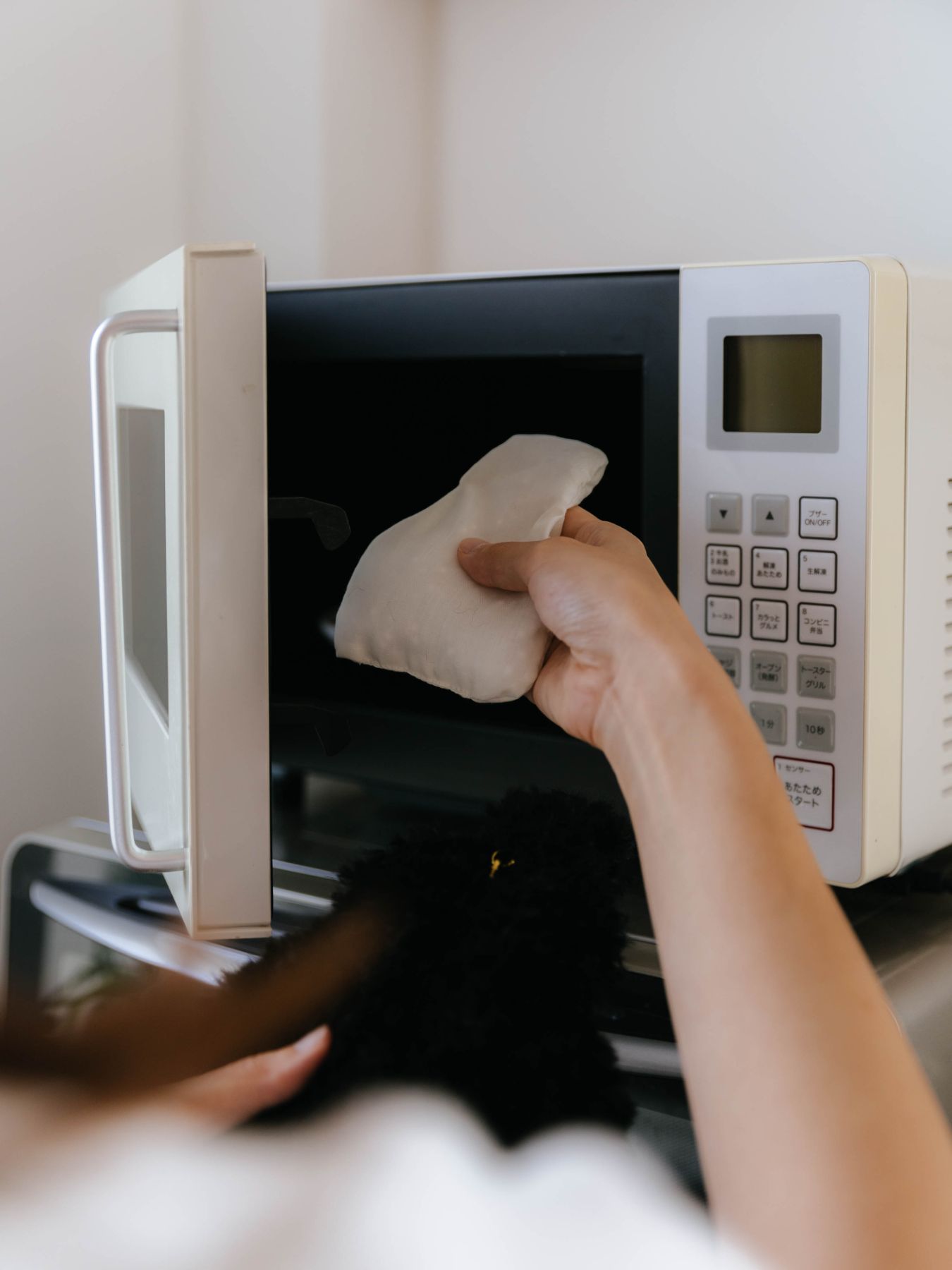 使い方もシンプルで、中の保温剤を電子レンジで温めるだけ。