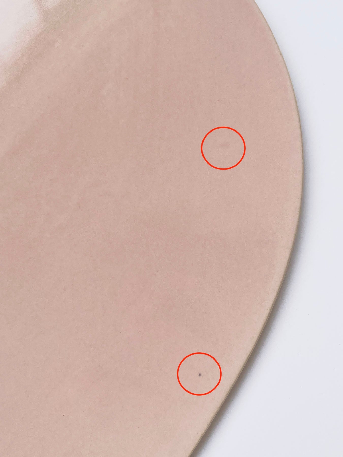 小さな凹凸や斑点が見られます。