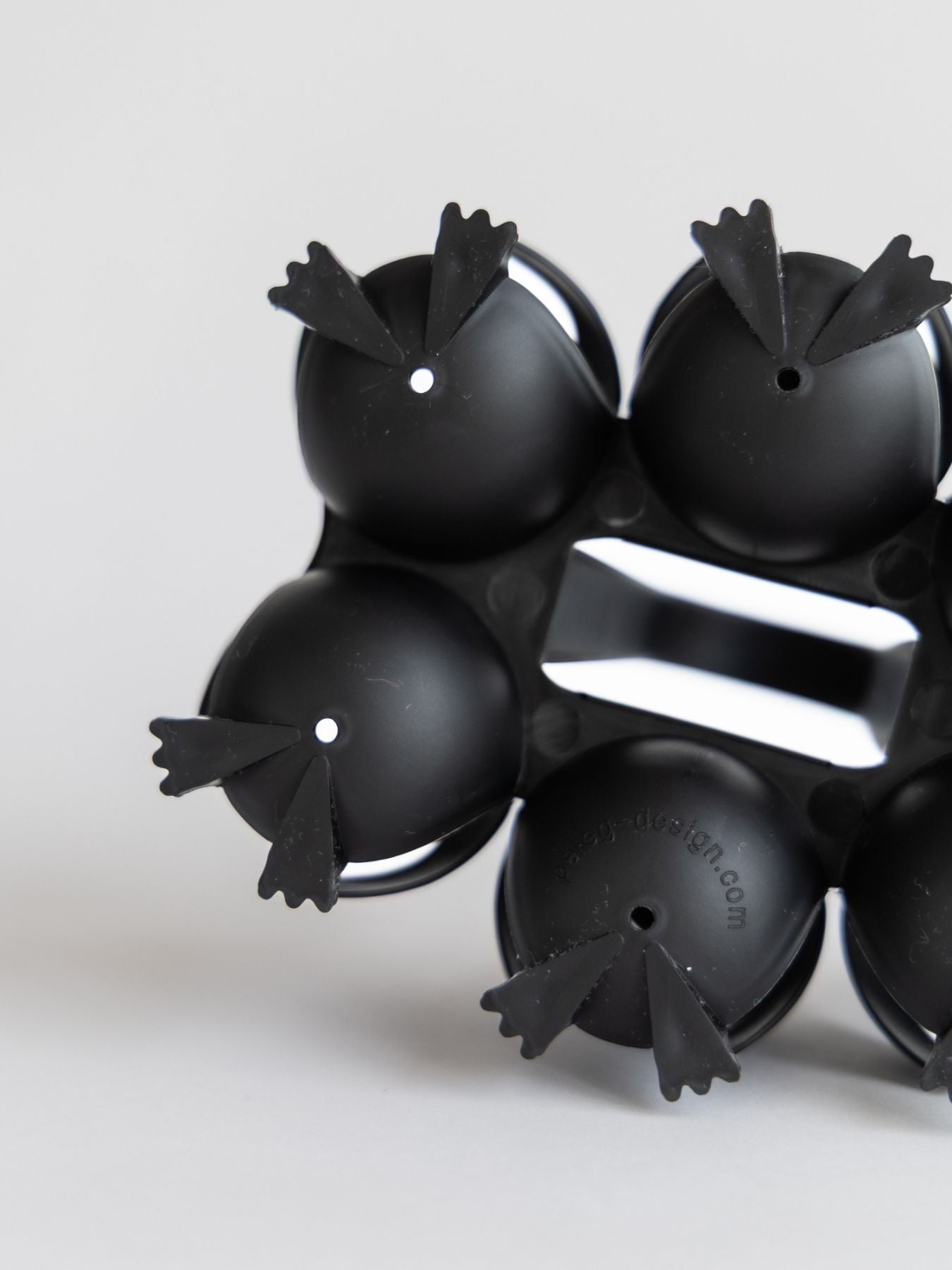 底には穴が開いています。