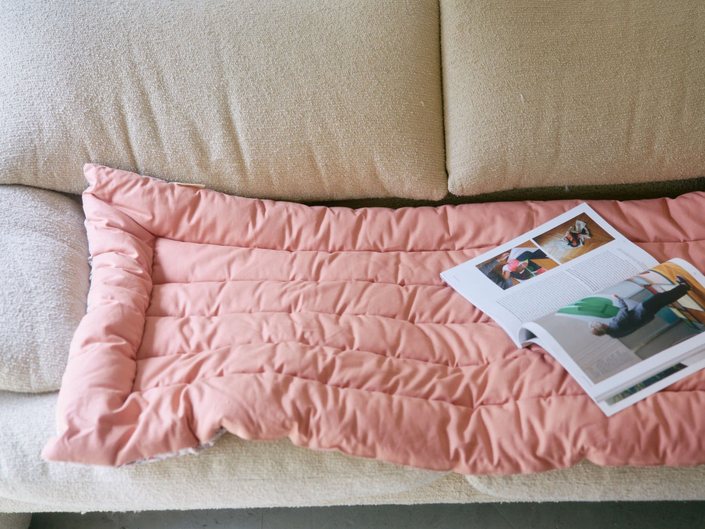 こちらはサンドベージュ×ダスティピンクの無地の面です