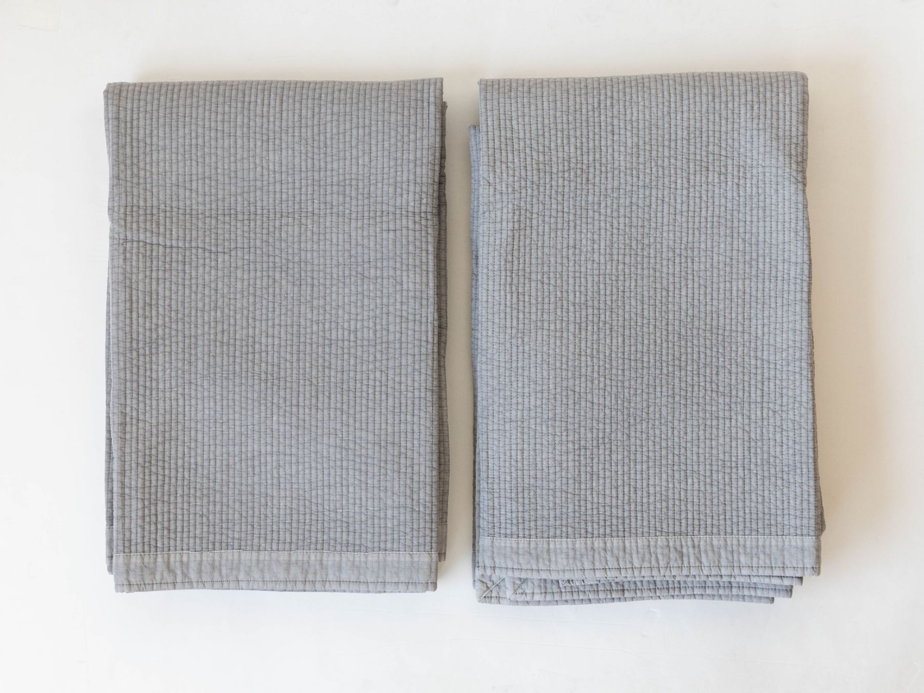 ライトグレーの色味個体差例