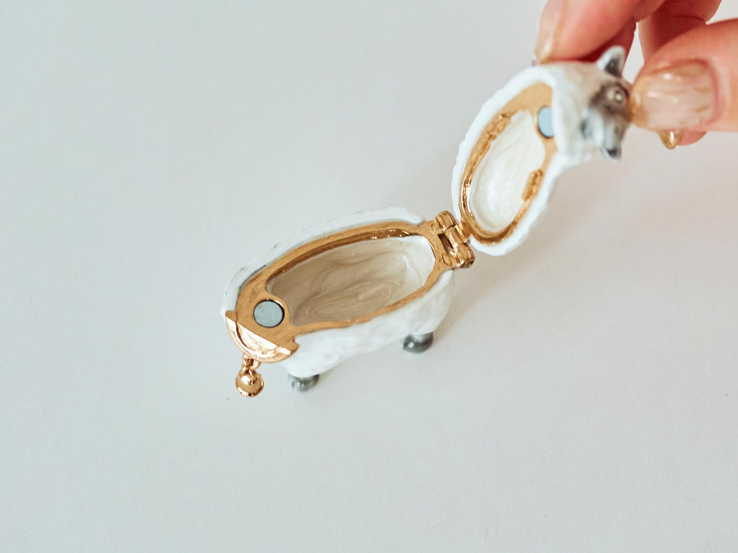 マグネット式。内側は貝殻の内側のようなツヤ感です。