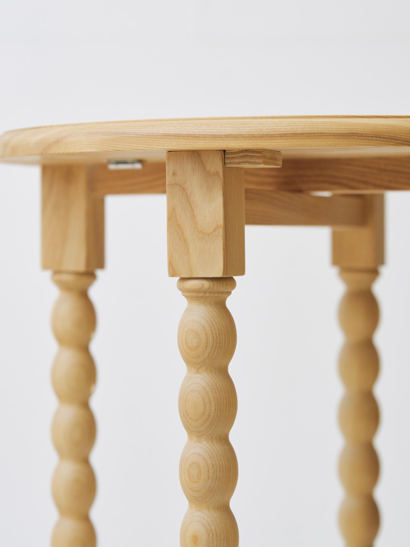 脚を適切な位置で止まめる、ストッパーがついています。