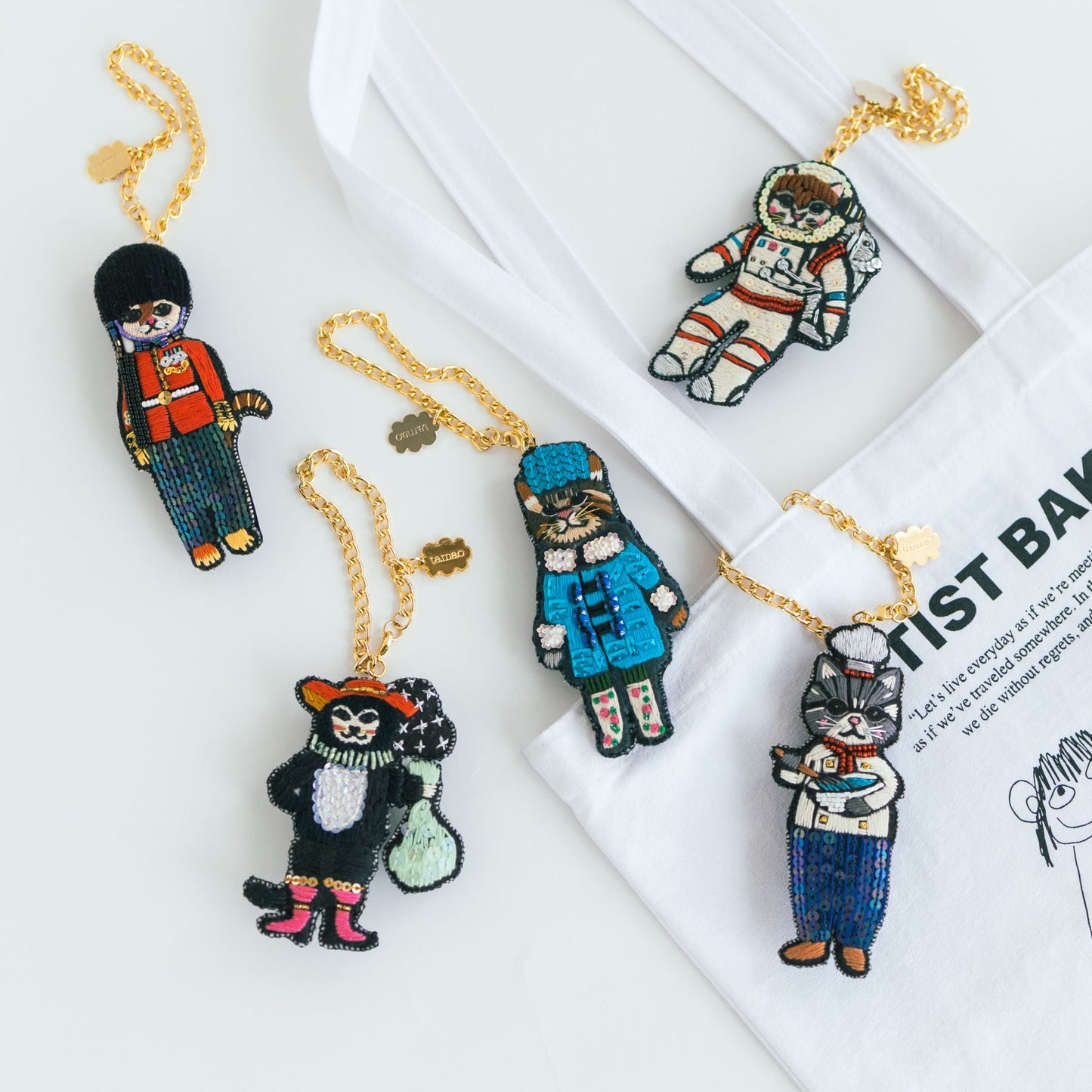 tamaoworld 刺繍チャームブローチ