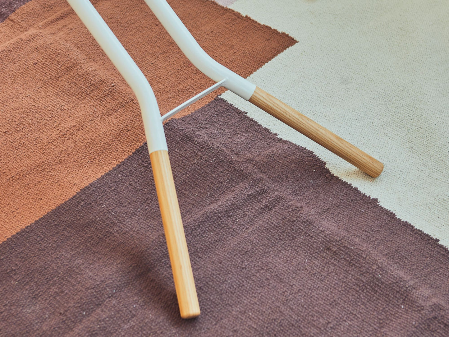 tosca スタンド式アイロン台/ホワイト