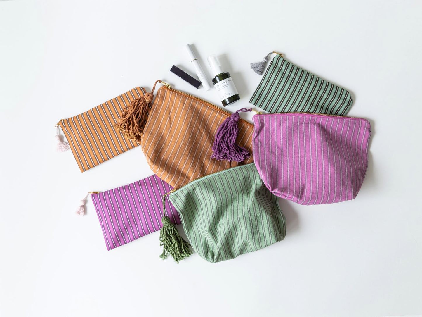 同じシリーズから、マチ付きのコットンポーチもございます。