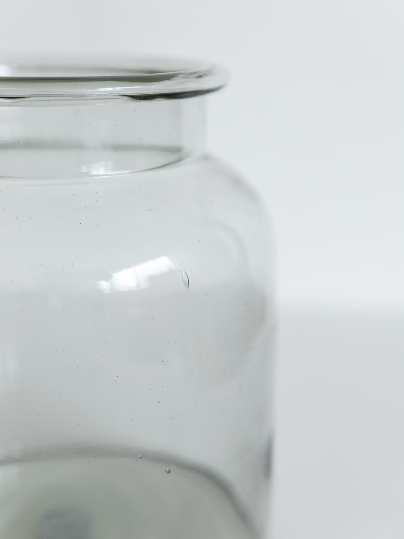 ガラス内に気泡や混入物が見られる場合があります。