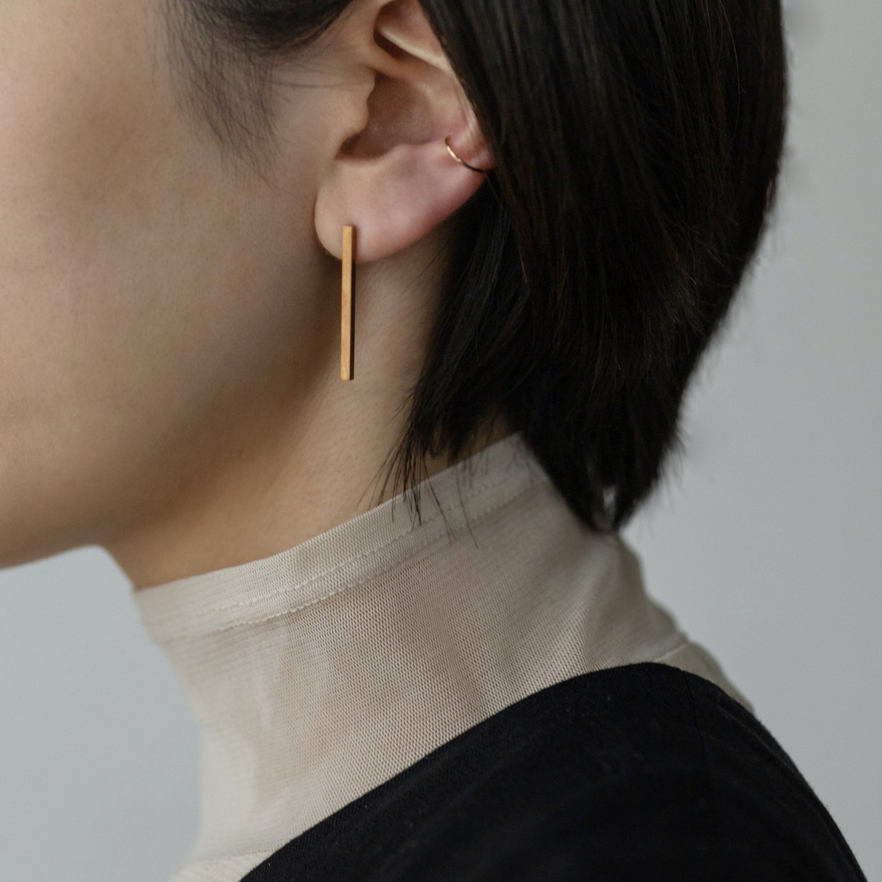 _Fot line Pierced earring（ピアス）30mm／ゴールド – Orné de Feuilles