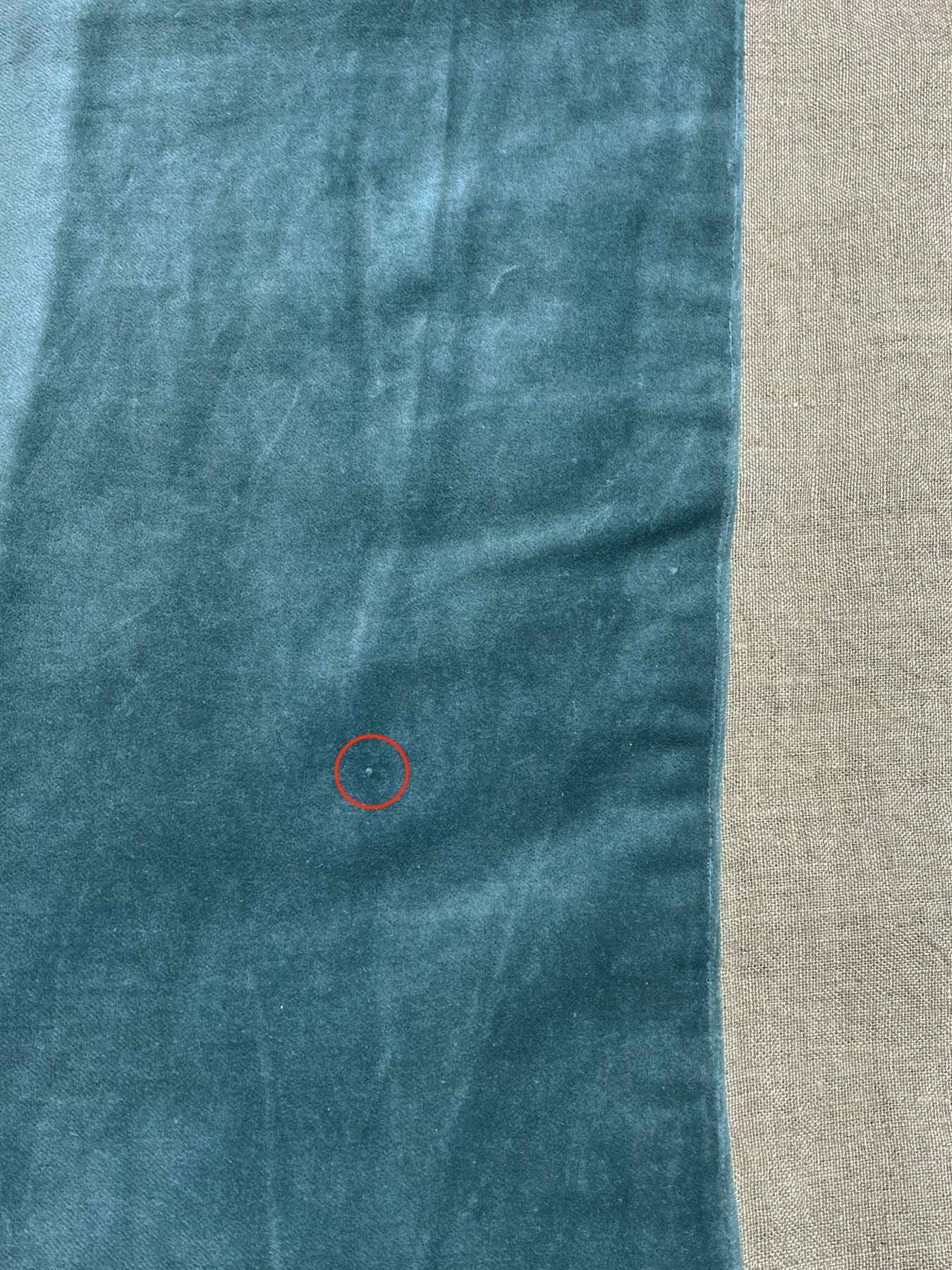 ベルベット生地の特性上、白い点や細かな傷のように見える箇所がございます。