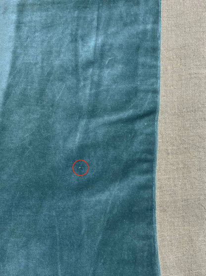 ベルベット生地の特性上、白い点や細かな傷のように見える箇所がございます。