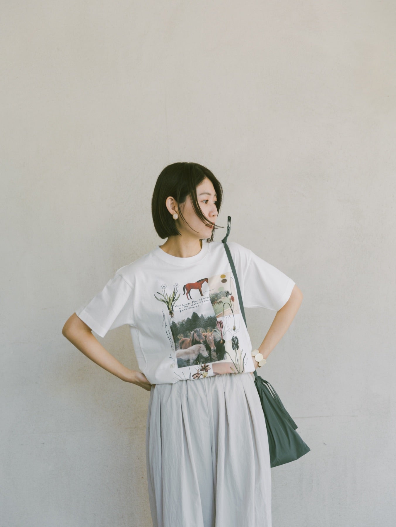 Sweet Little Nothing Tシャツ（馬と球根花）