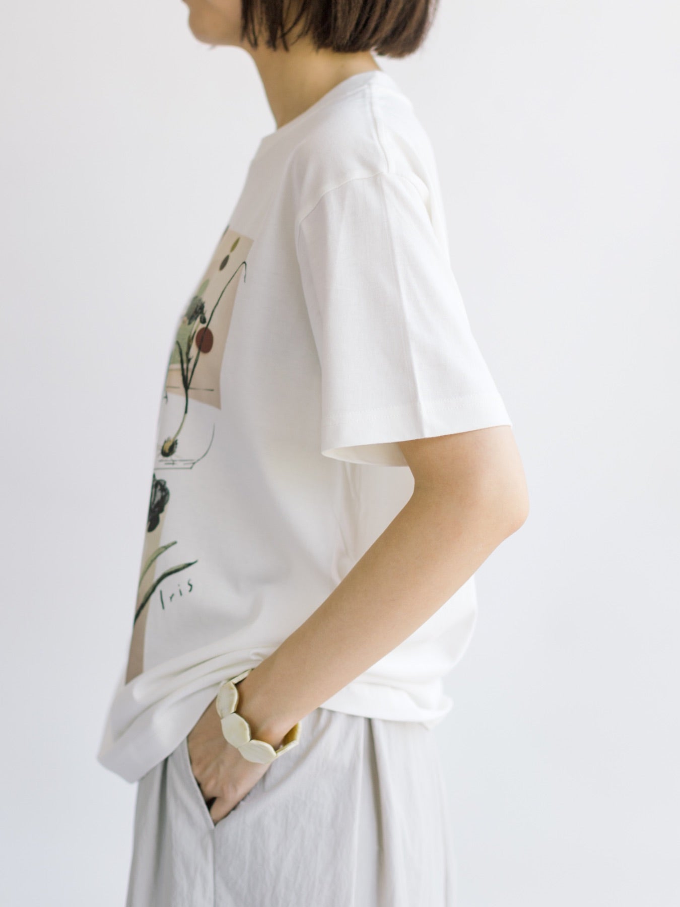 Sweet Little Nothing Tシャツ（馬と球根花）