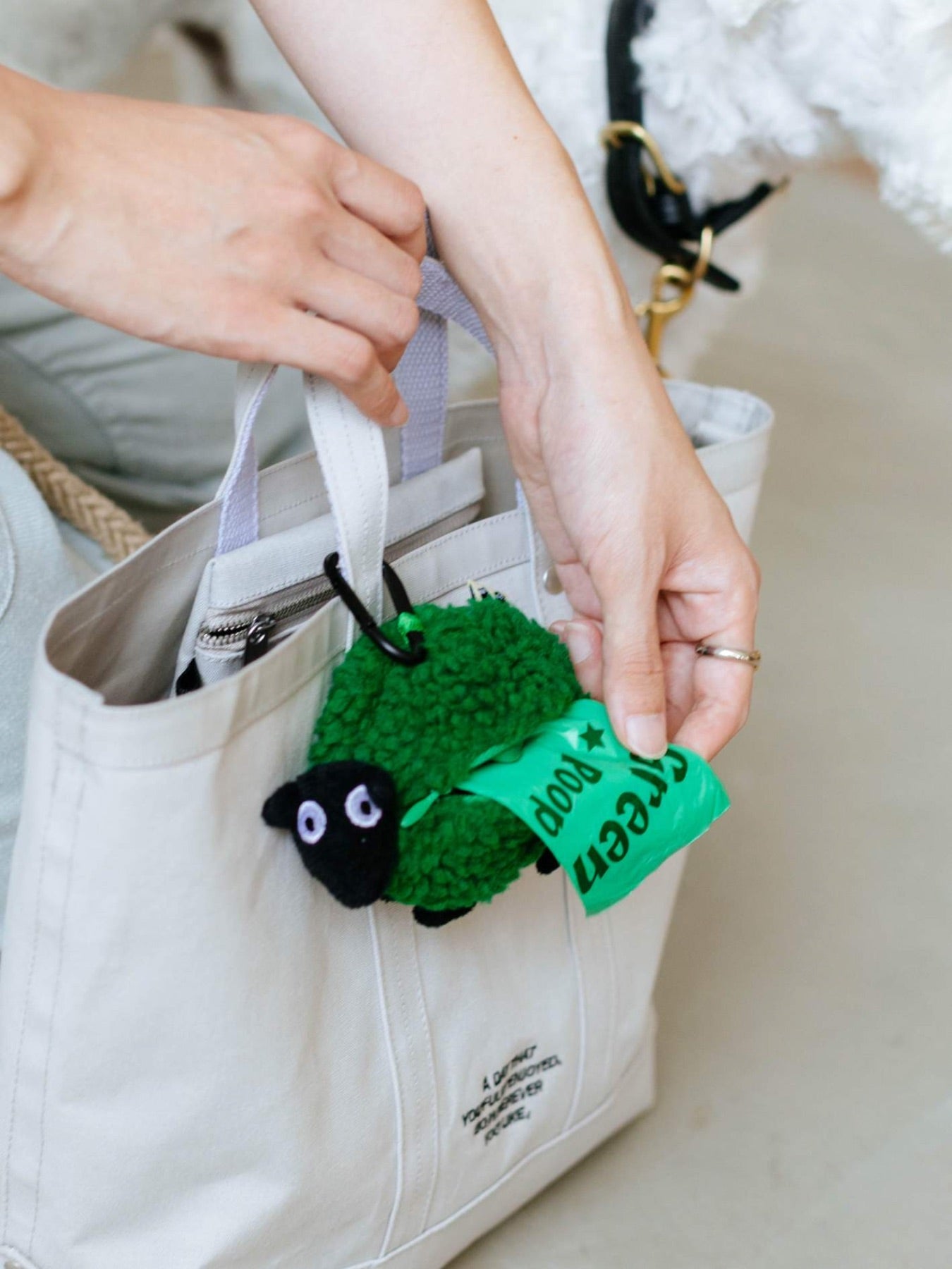 ヒツジのマナー袋入れ（POOP BAG HOLDER）｜ポーチ｜オルネ ド