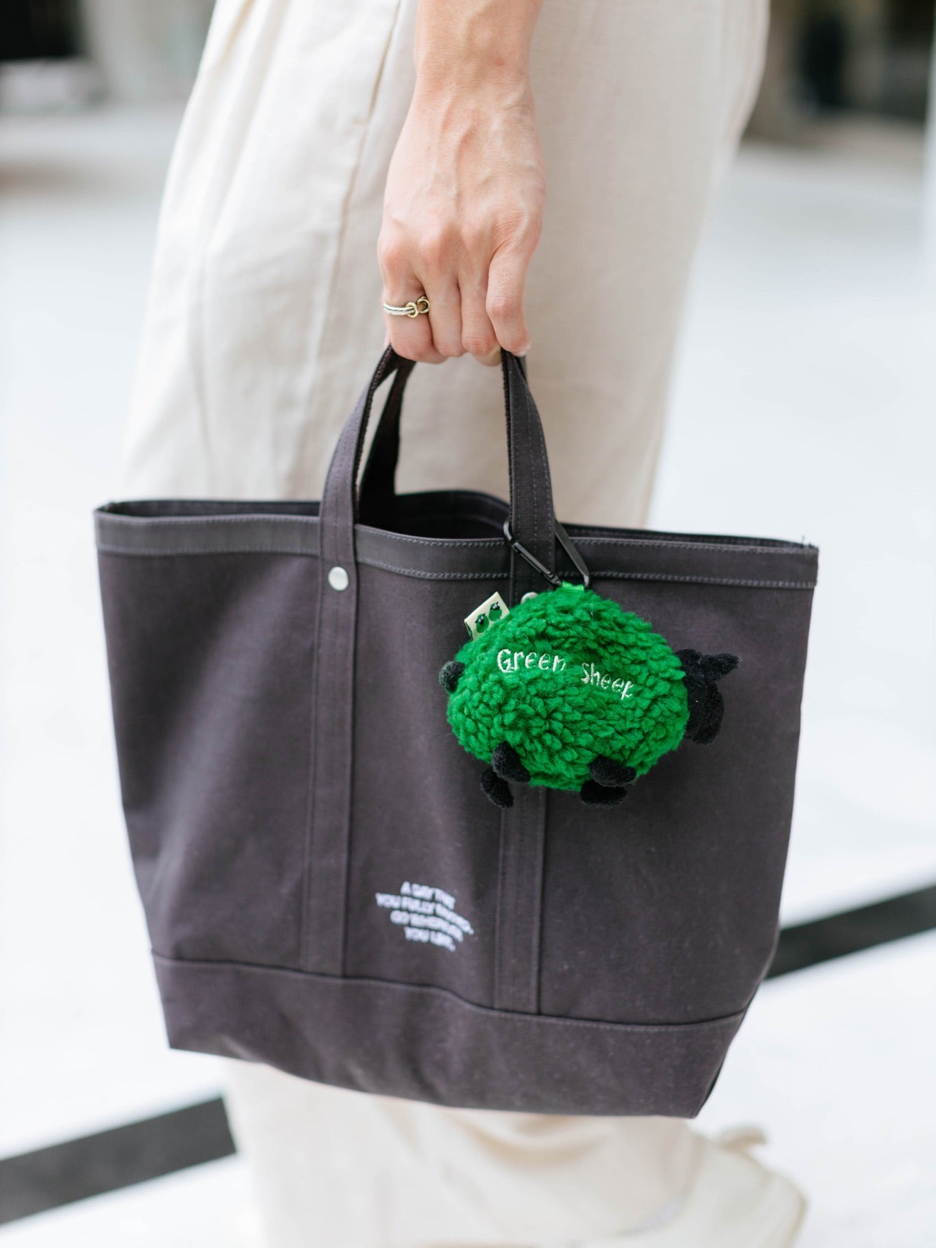 ヒツジのマナー袋入れ（POOP BAG HOLDER）｜ポーチ｜オルネ ド