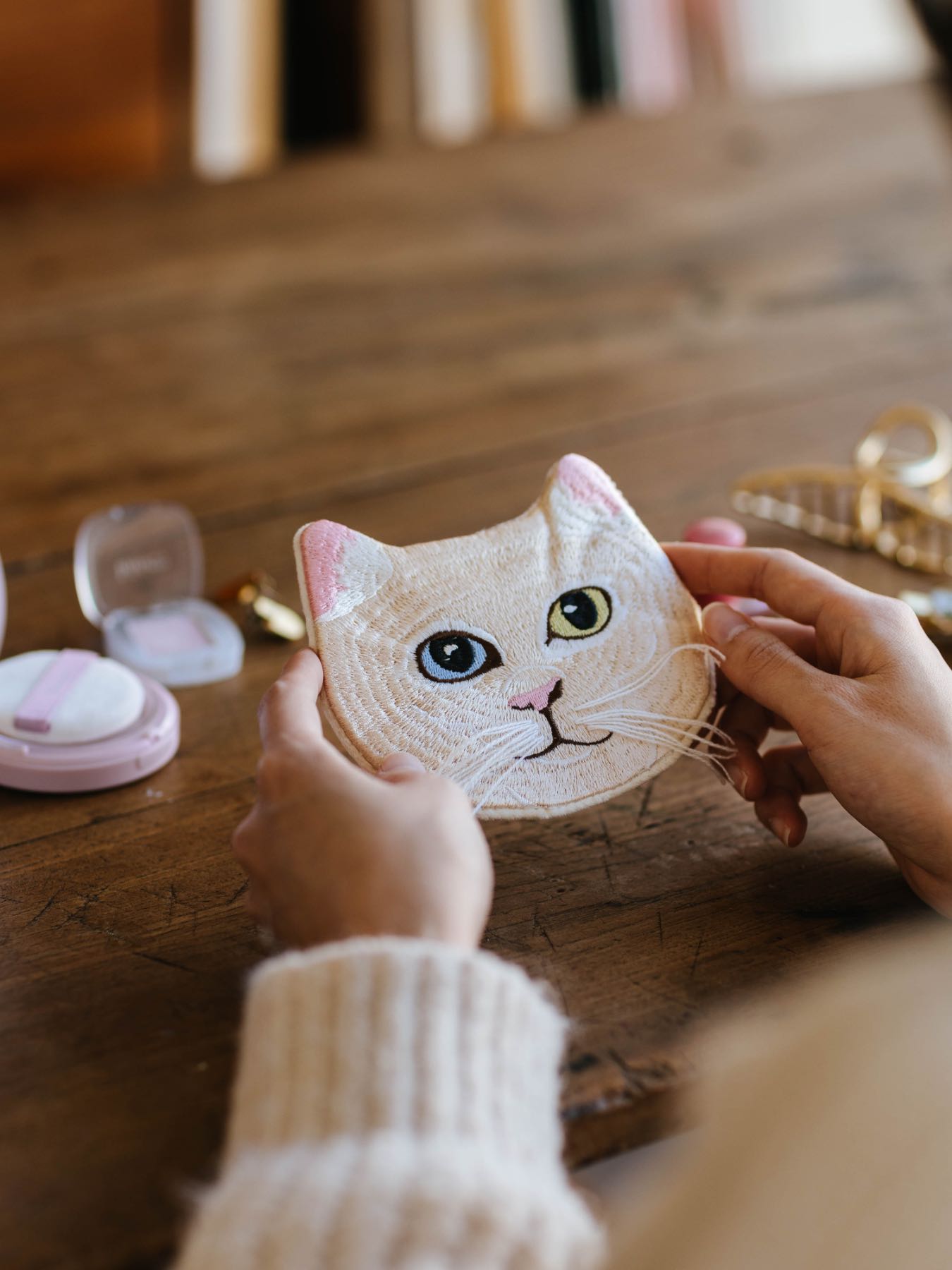 小菅くみ × Orneko 刺繍ポーチ