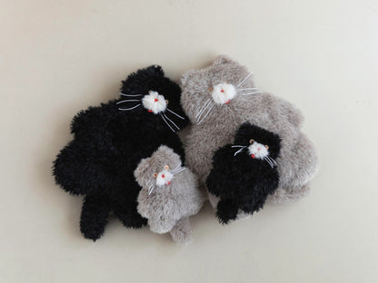 Minuminuのシリーズは2サイズ展開。<br>大きいサイズは湯たんぽタイプ。小さいサイズは中身を電子レンジで温めるタイプ。