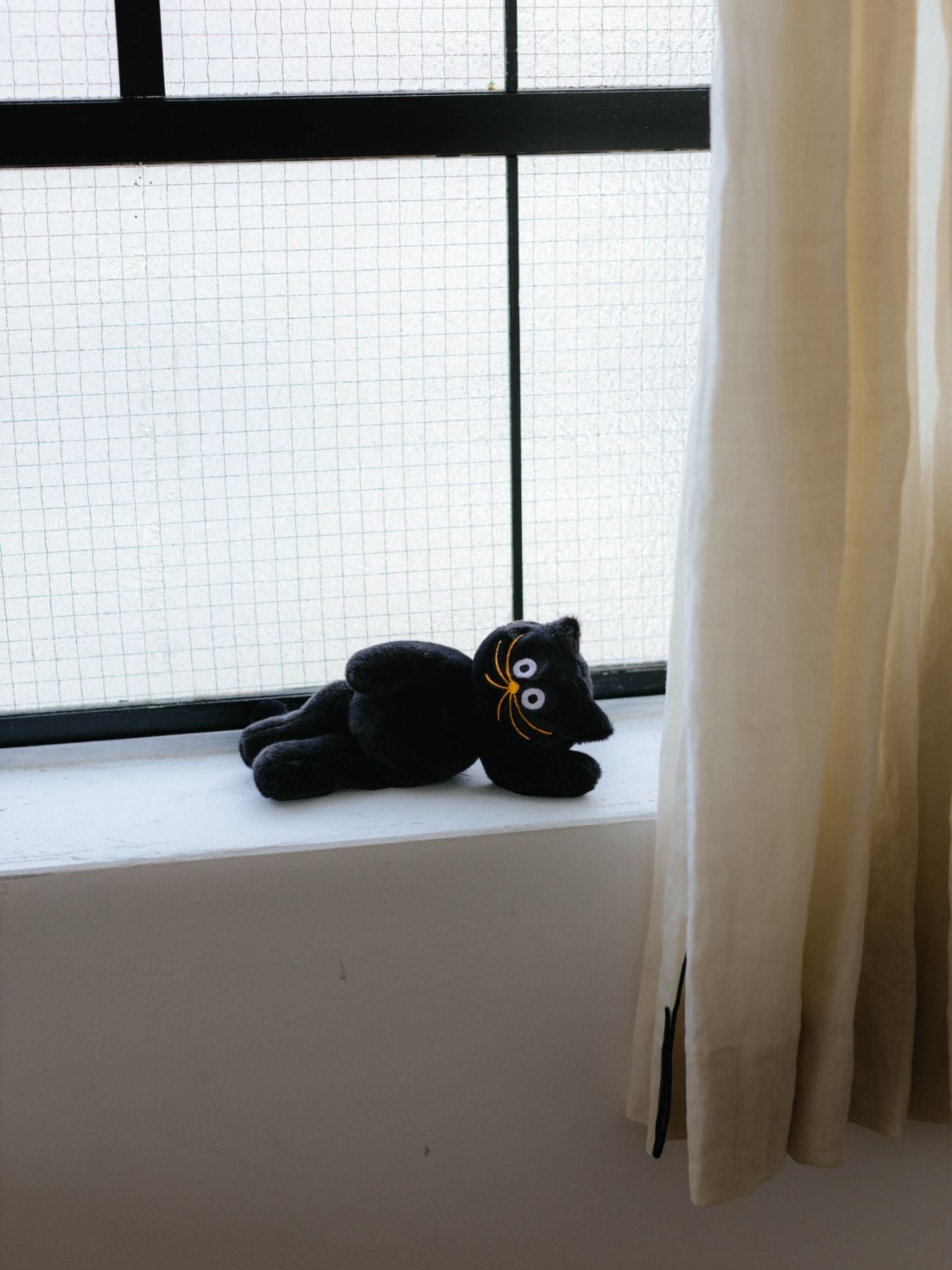 睦月】切り株付き！まっくろくろの蝶ネクタイねこちゃん形オルゴ