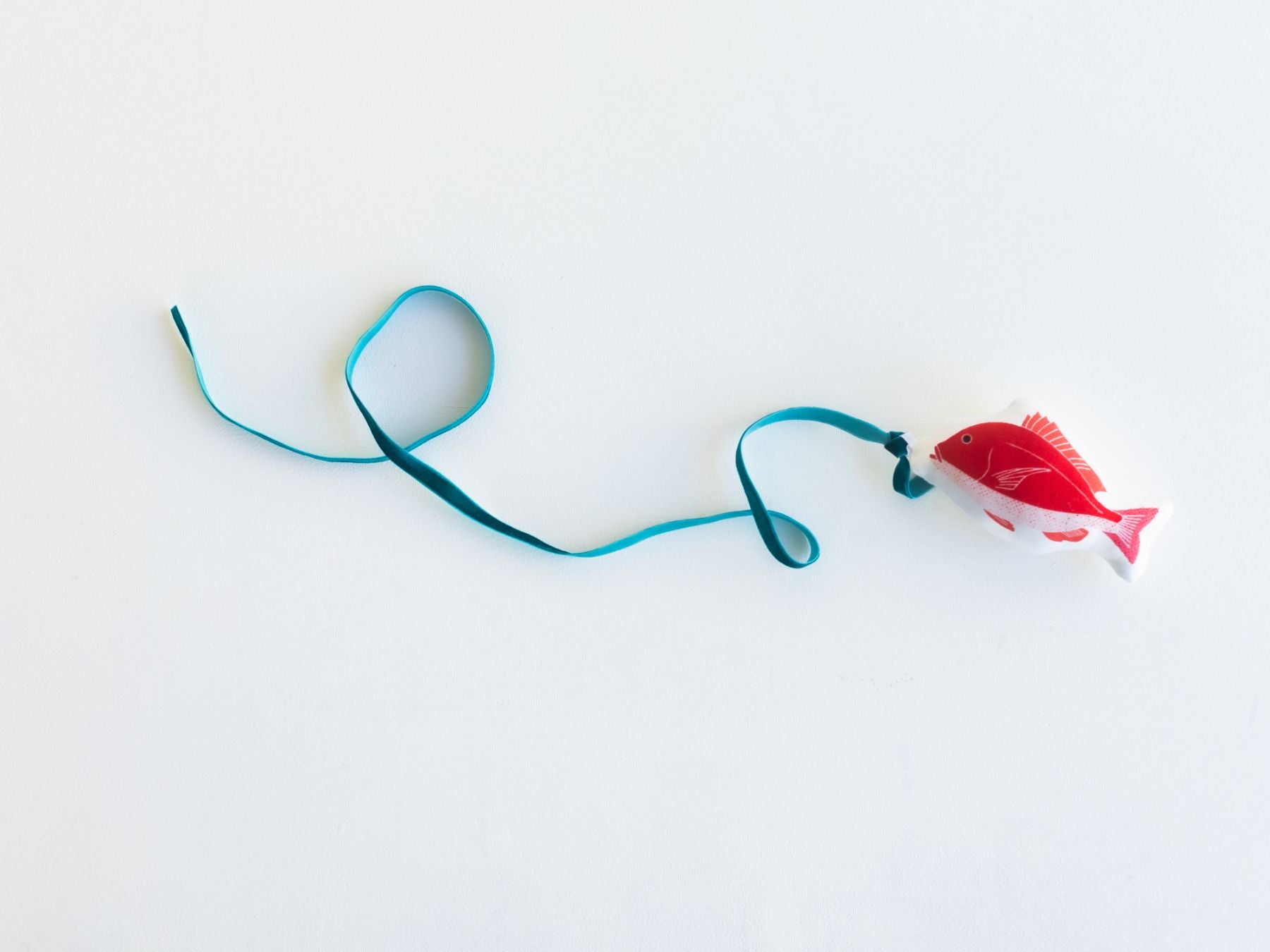 鯛のクッショントイはループ付きなので、ベロアリボンをくくりつければ、おめでたい猫じゃらしに！