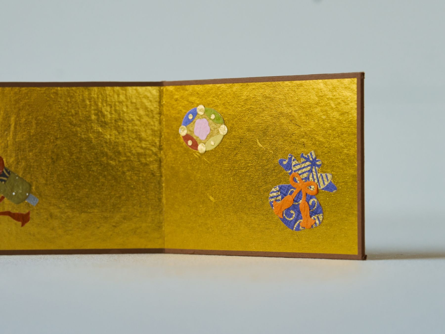 屏風は、製造工程上の細かな傷や接着剤の跡が見られる場合があります。また、金色の部分には、色味にまだらが生じる場合があり、個体差があります。