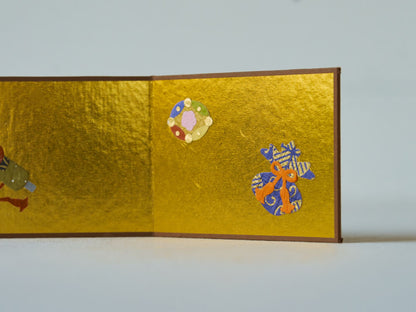 屏風は、製造工程上の細かな傷や接着剤の跡が見られる場合があります。また、金色の部分には、色味にまだらが生じる場合があり、個体差があります。