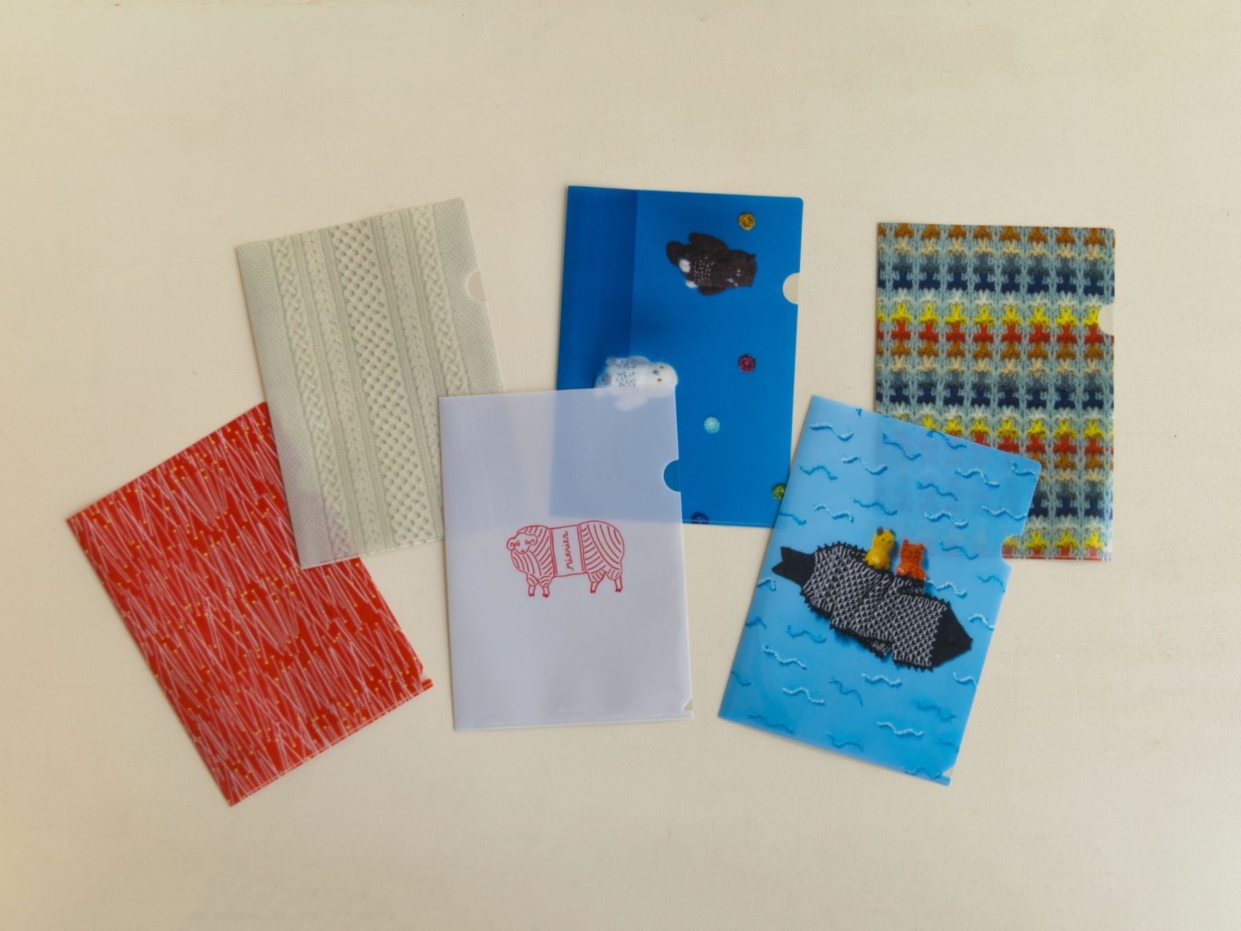 リーフレットを収納できるクリアファイルのおまけ付き。<br>
（6種類のうちランダムで1枚）