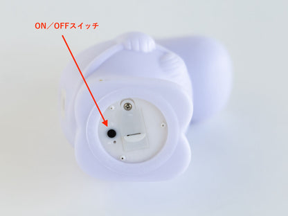 底面にライトのON／OFFスイッチがあります。<br>
電池を交換する場合は、カバーのネジを外す必要があります。