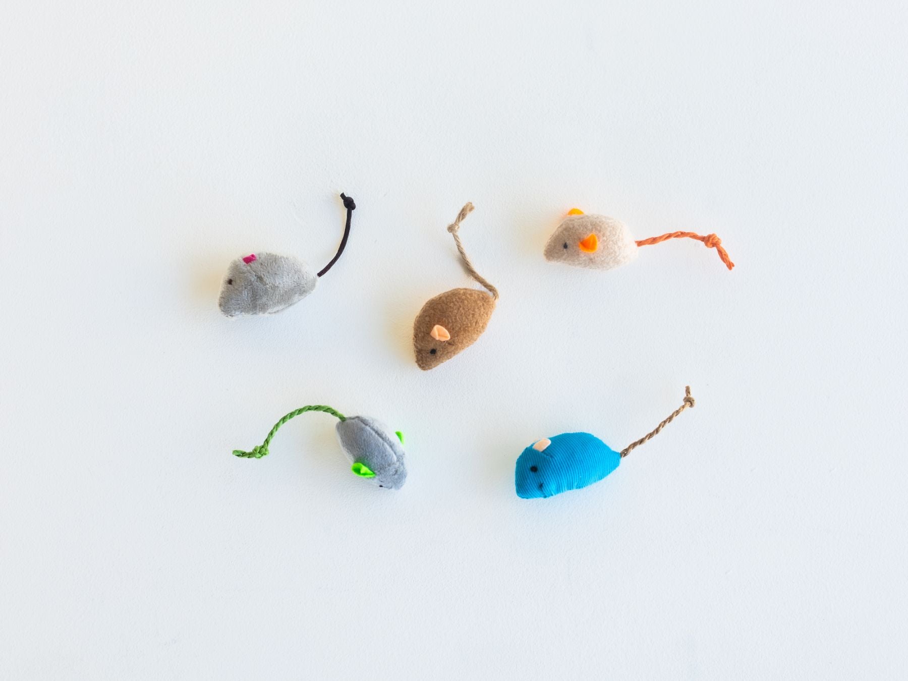 こちらのアイテムはカラーアソートです。<br>
（小さなネズミ×1）