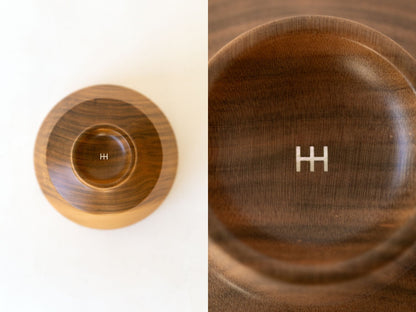 底面のマークは、貝象嵌（かいぞうがん）で施されています。