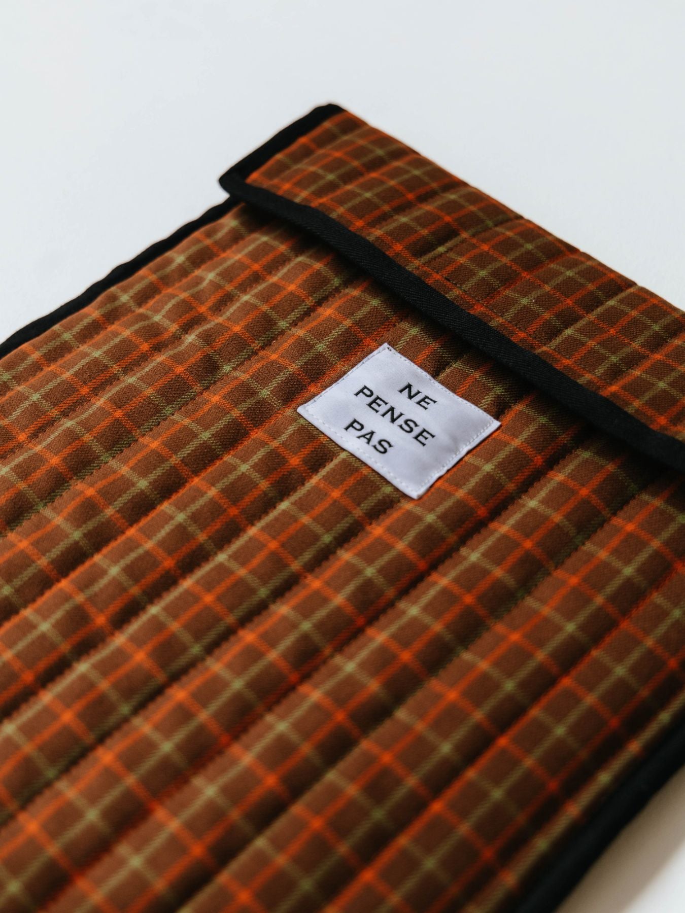 ne pense pas キルティングチェックPCケース