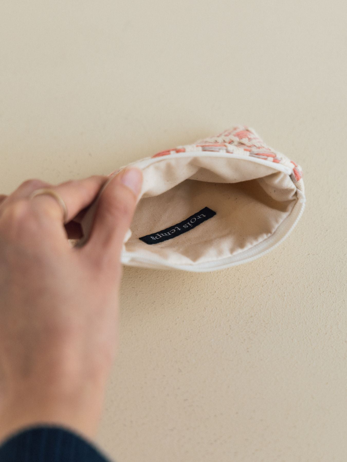 内側にブランドタグが付いています。