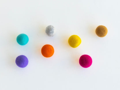 こちらのアイテムはカラーアソートです。<br>
（フェルトボール×2）