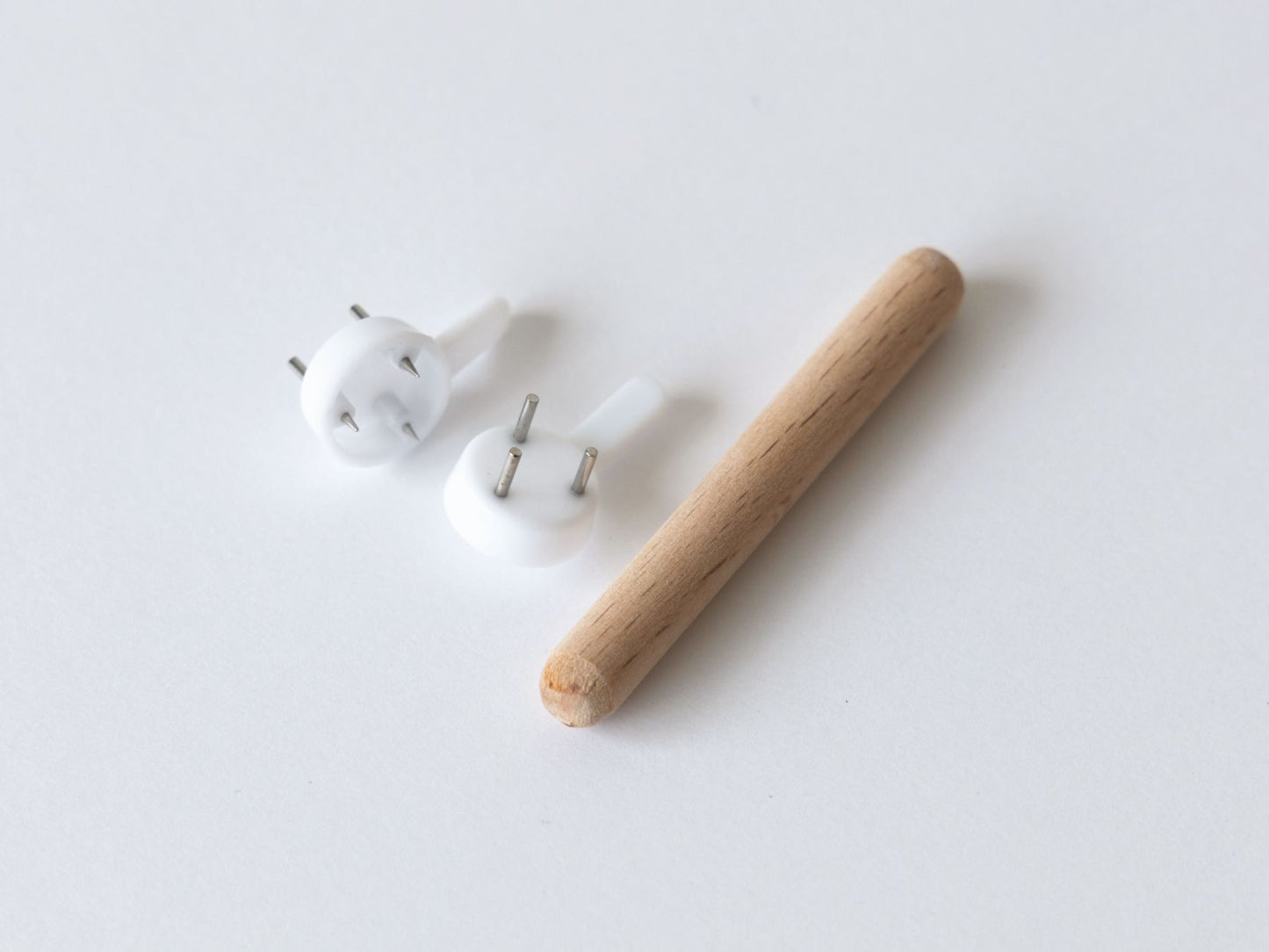 置き用のスティックと、壁掛け用のフックが付属します。
<br>フックの針は先端が尖っていますので、お取り扱いにご注意ください。