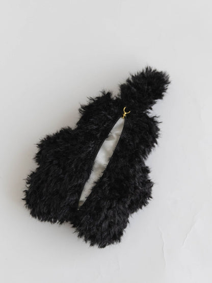 背中のチャックを開けて、付属の保温剤を出し入れします。しっぽがファスナーのつまみになっています。