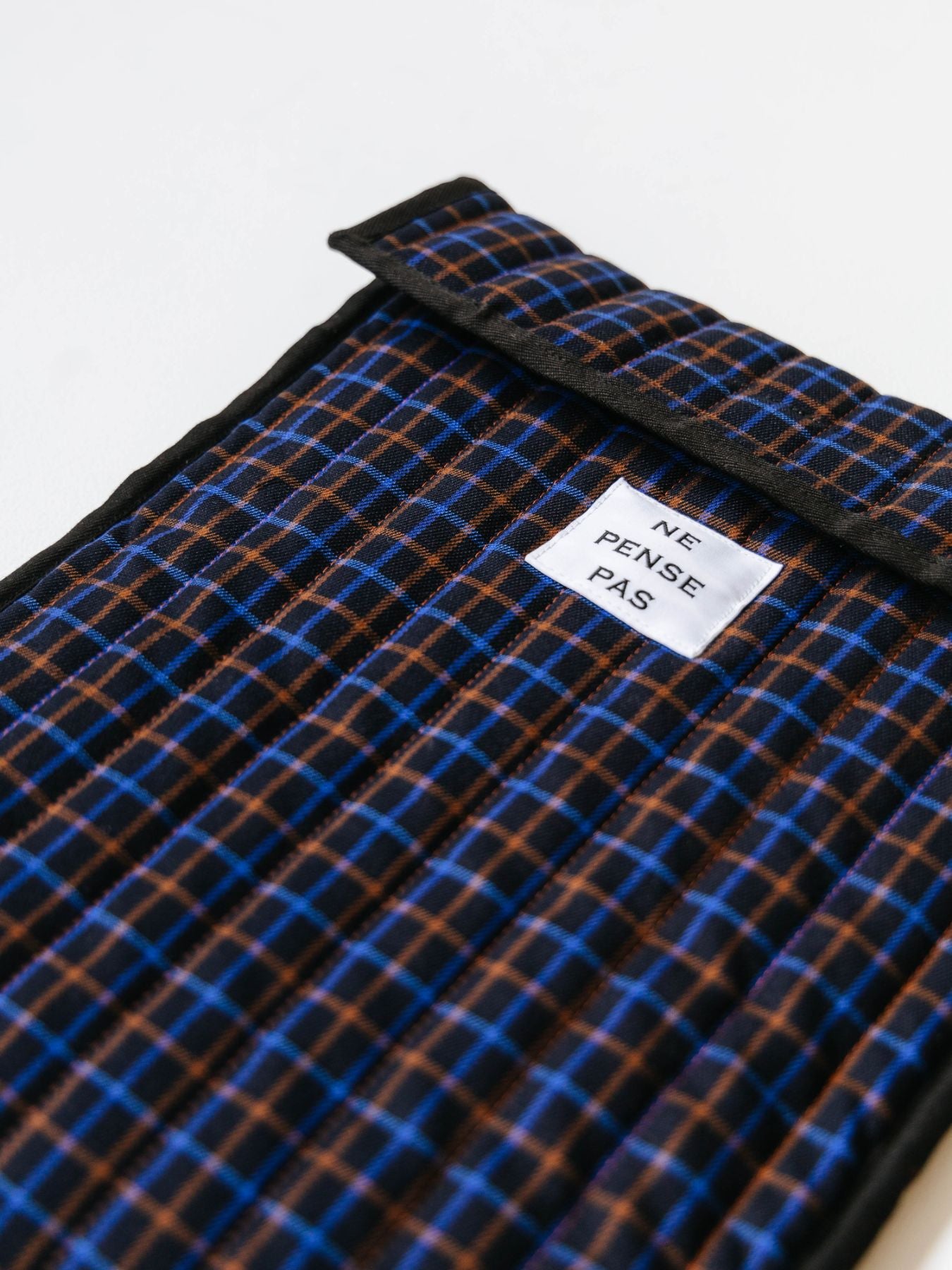 ne pense pas キルティングチェックPCケース