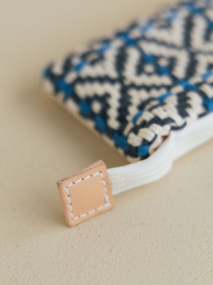 ファスナーの端には、レザーのエンドタブ付き。