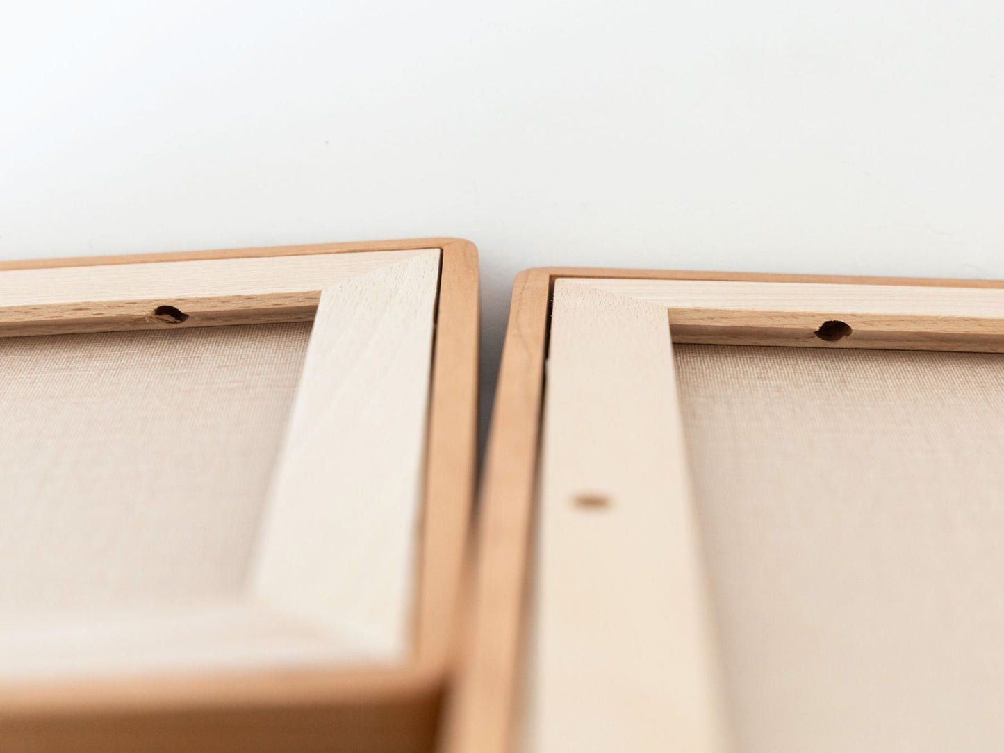 壁掛け時、置き型スティックは裏面フチ部分にある収納穴に刺しておくことで紛失を防げます。