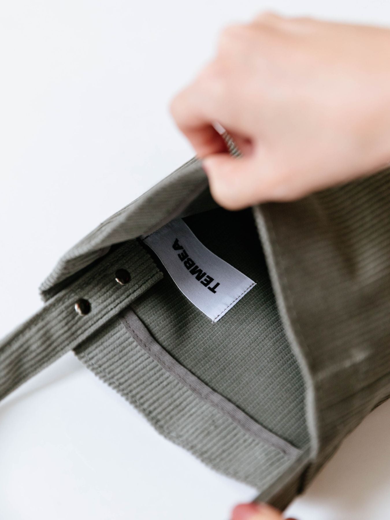 内側にタグがついています。