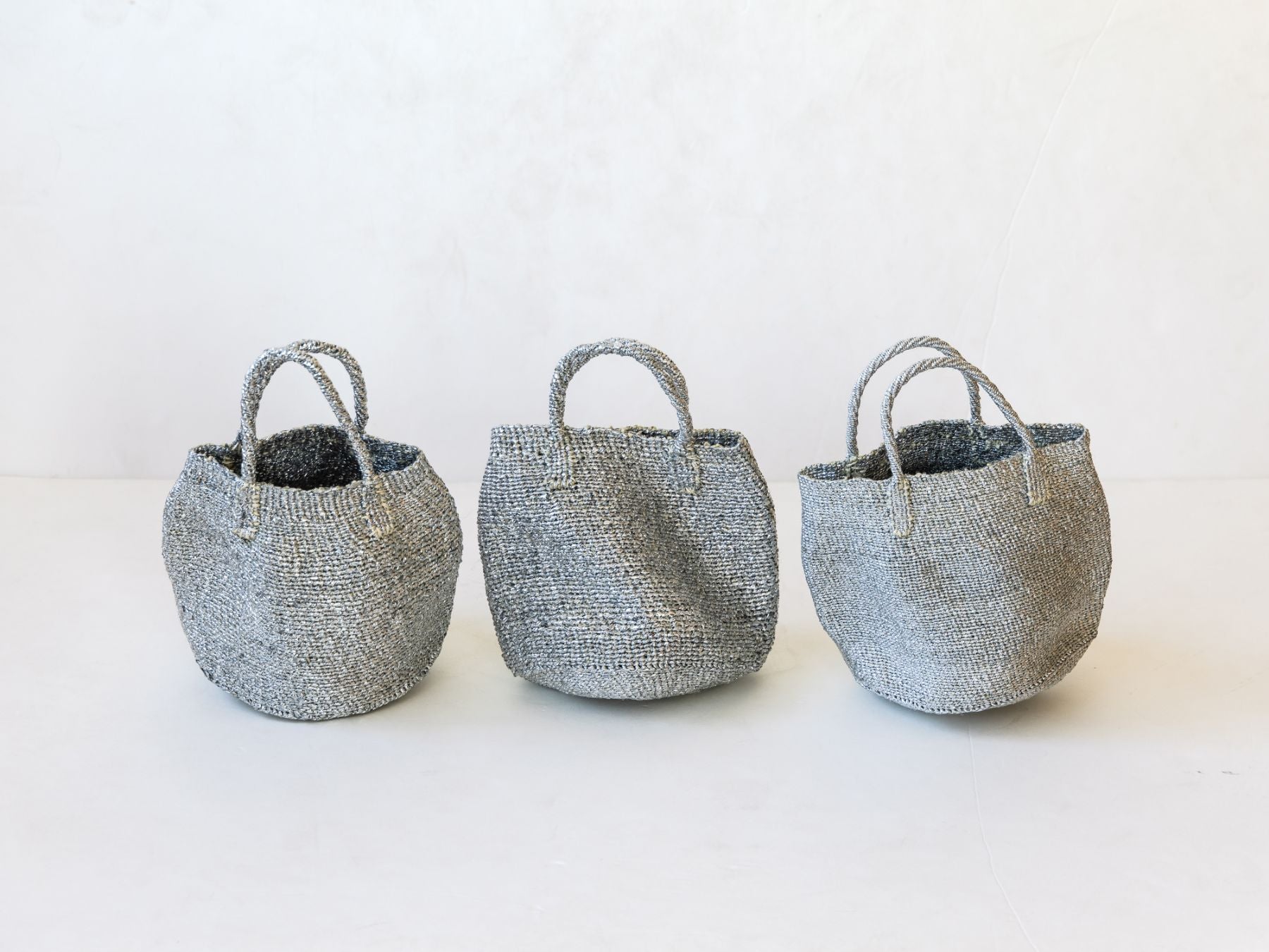 ハンドメイド製品のため、形やサイズ、色味には個体差があります。