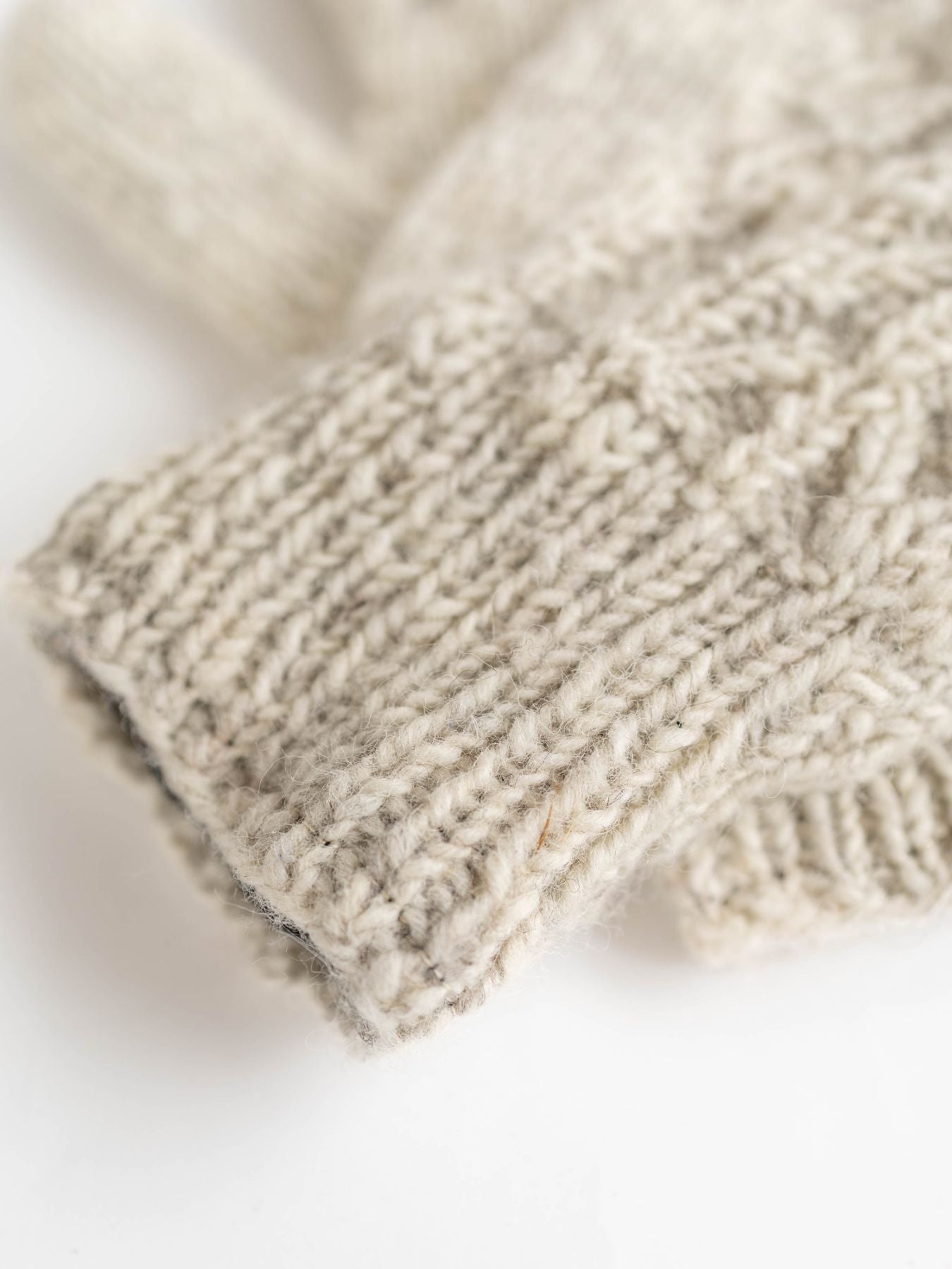 手編み製品のため、牧草の繊維などが混ざっている場合があります。