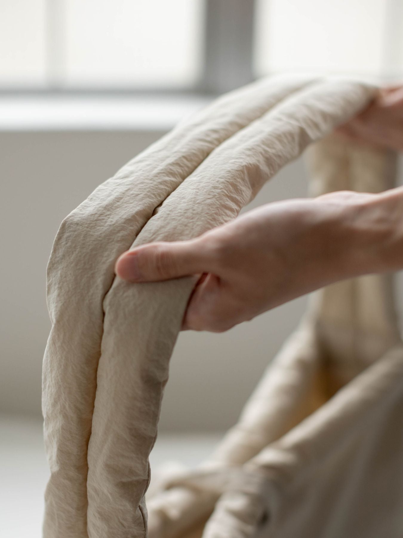 肩にかける部分は約10cmと広めで、ふわふわとした中綿が肩への負担をやわらげてくれます。